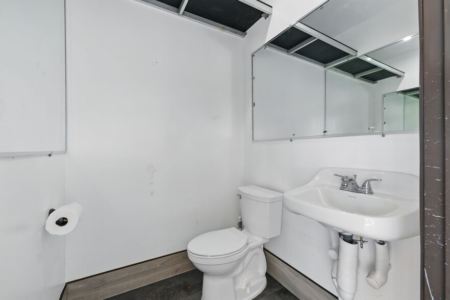 More Photos Of 12819 Main St, Los Angeles Warehouse For Sale