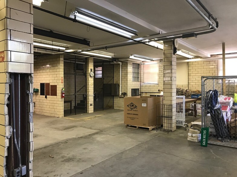 More Photos Of 161 N Lincoln Ave, Salem Office For Sale