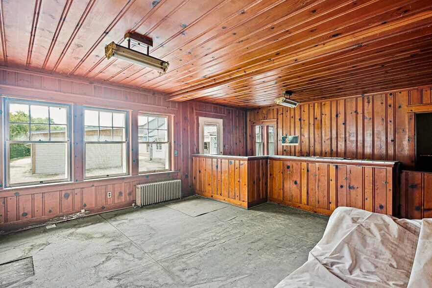 More Photos Of 8106 Intersection Rd, Glen Rock Warehouse For Lease