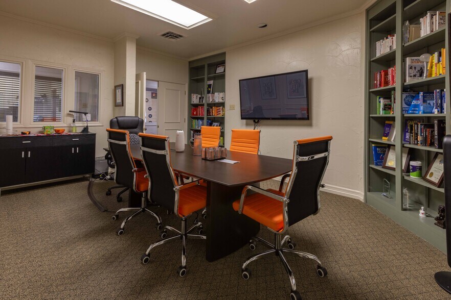 More Photos Of 3010 W Park Row Dr, Pantego Office For Sale