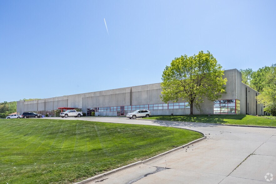 More Photos Of 1202 Thomas Beck Rd, Des Moines Flex For Lease