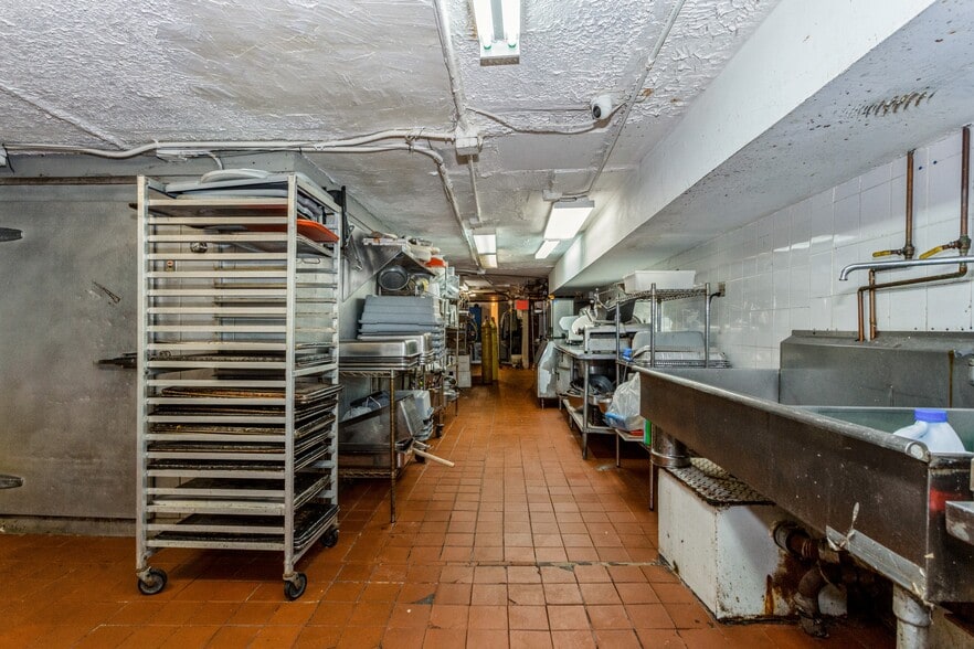 More Photos Of 17801-17805 Union Tpke, Fresh Meadows Storefront For Lease