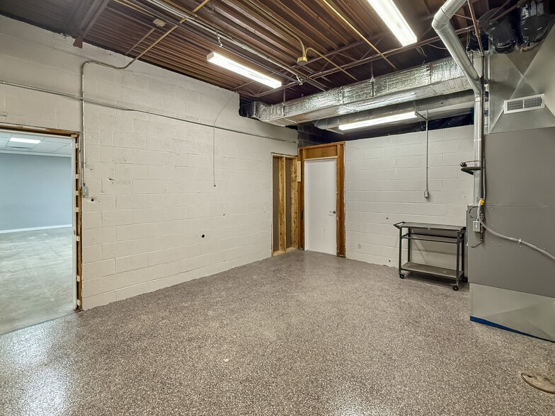 More Photos Of 3940 Dixon St, Des Moines Service For Lease
