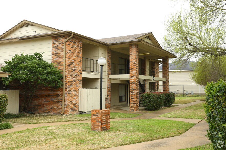 Primary Photo Of 1705 Crossing Pl, Austin Apartments For Sale