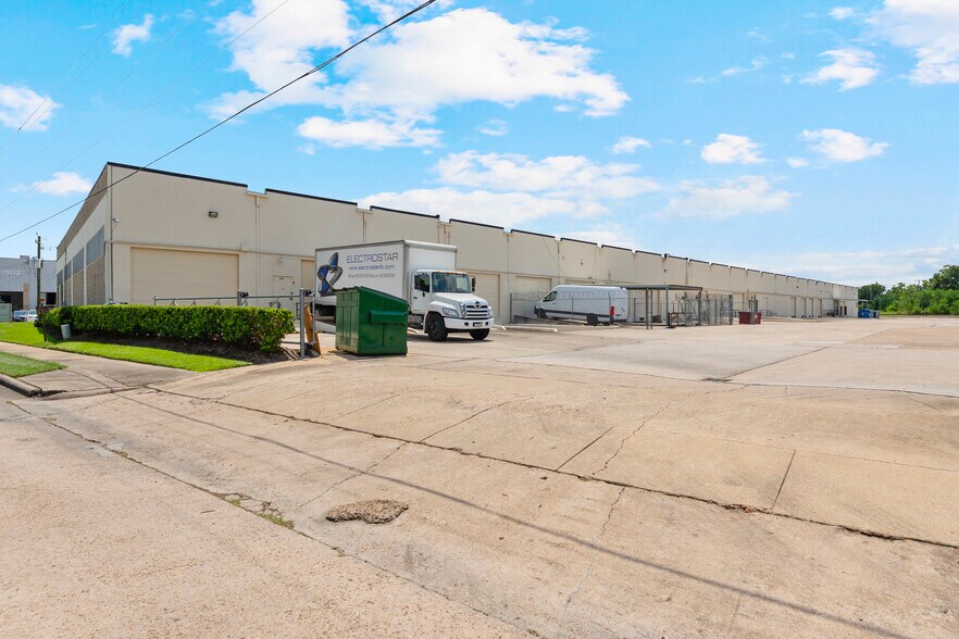 More Photos Of 4025 Willowbend Blvd, Houston Unknown For Lease