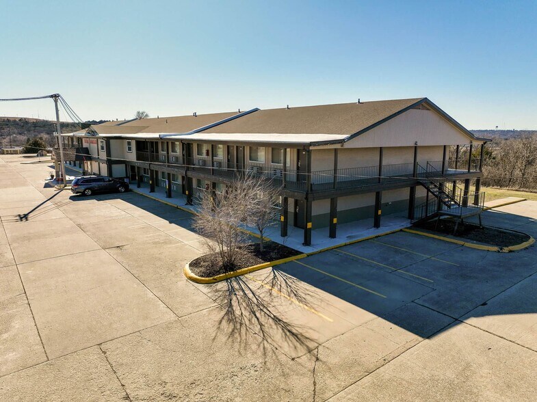 More Photos Of 201 Continental Dr, Junction City Hotel For Sale