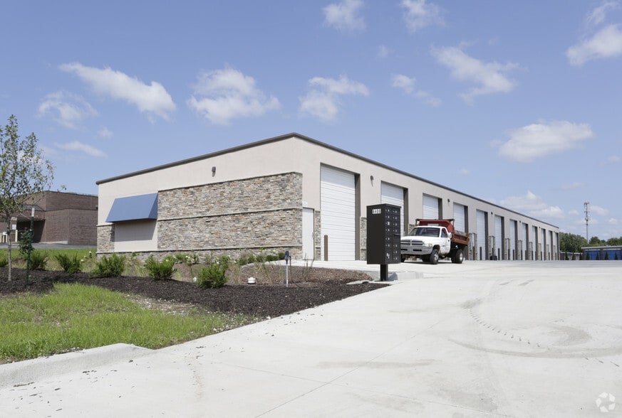 More Photos Of 8400 W 127th St, Overland Park Warehouse For Lease