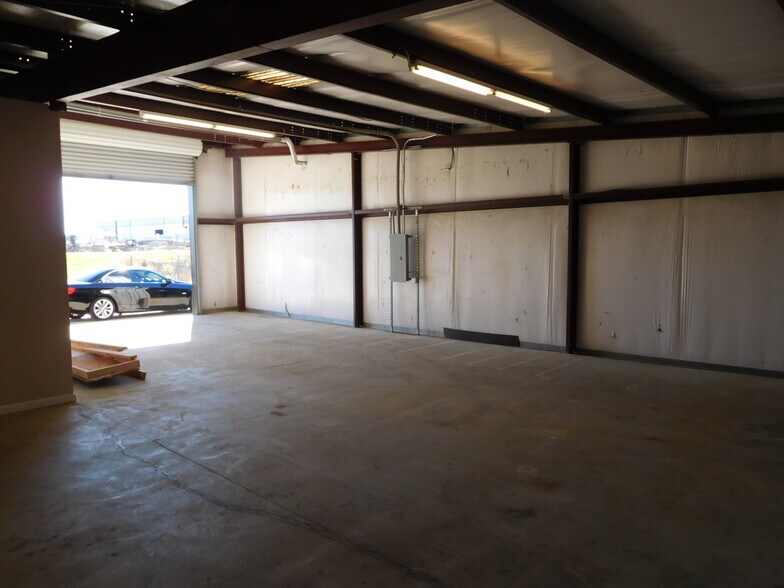 More Photos Of 2365 Monroe Dr, Gainesville Warehouse For Lease
