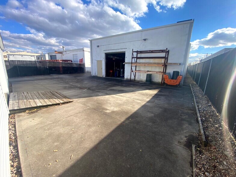 More Photos Of 77 Gazza Blvd, Farmingdale Showroom For Sale