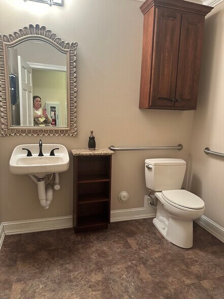 More Photos Of 609 Executive Plz, Fayetteville Medical For Sale