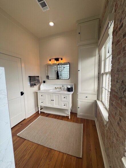More Photos Of 1 N Mechanic St, El Campo Office For Sale