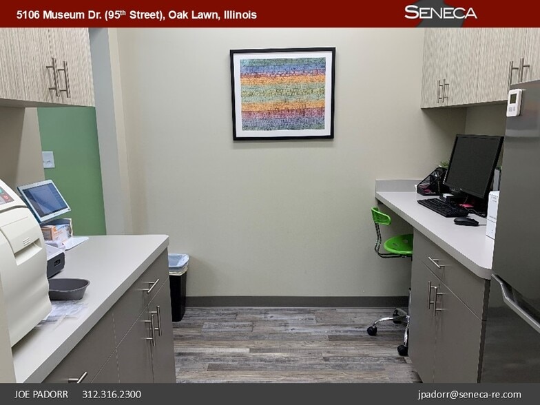 More Photos Of 5100-5116 Museum Dr, Oak Lawn General Retail For Lease