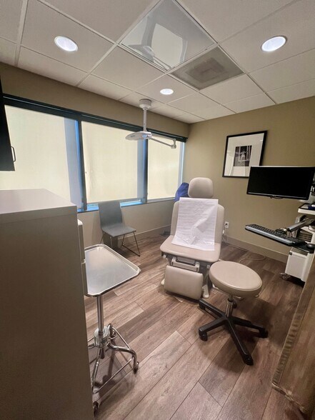 More Photos Of 1310 W Stewart Dr, Orange Medical For Sale