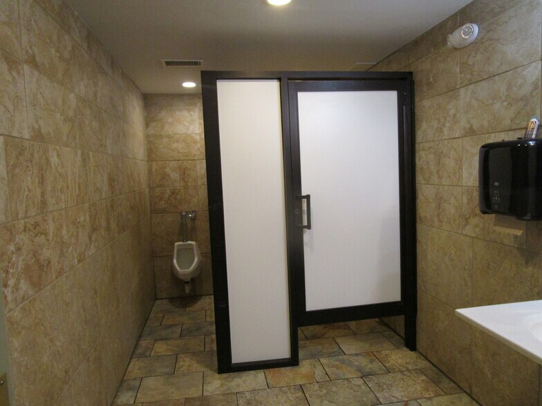 More Photos Of 1301 E Fulton St, Garden City Bar For Sale