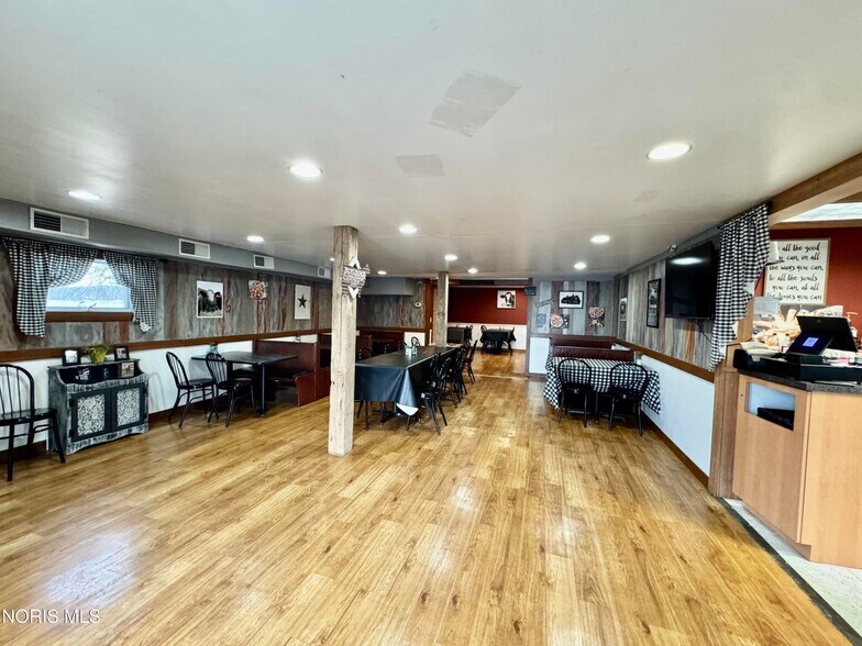 More Photos Of 404 W Vine St, Edgerton Restaurant For Sale