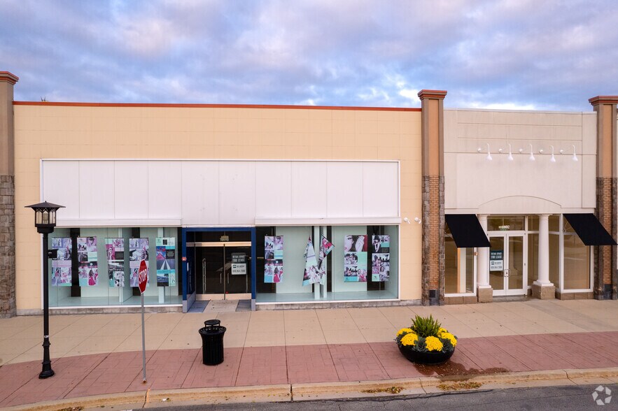 More Photos Of 1800-2124 S Randall Rd, Algonquin Storefront For Lease