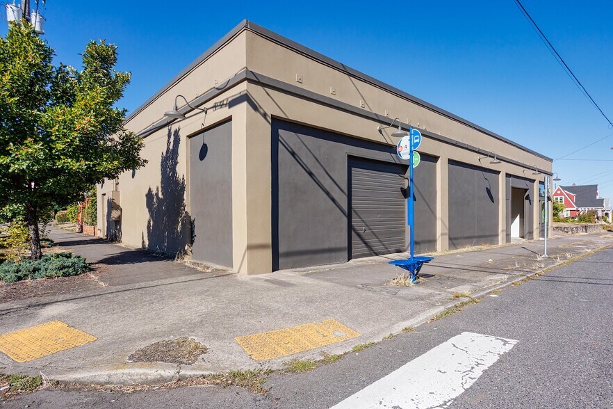 More Photos Of 7001-7013 N Albina Ave, Portland Freestanding For Lease