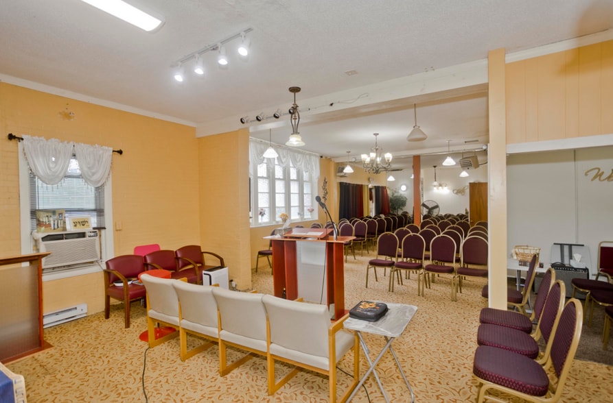 More Photos Of 193 Elm St, Holyoke Flex For Sale