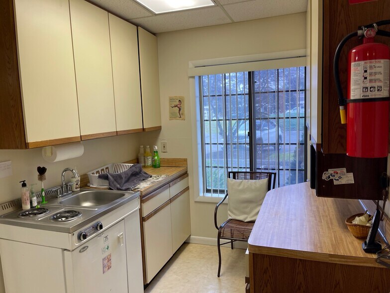 More Photos Of 304 Federal Rd, Brookfield Office For Lease