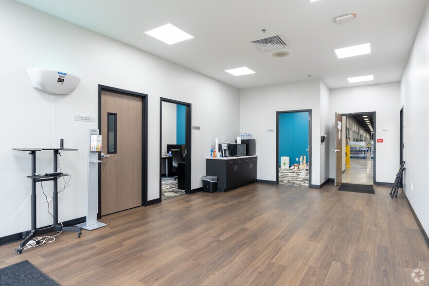 More Photos Of 3919 Lakeview Corporate Dr, Edwardsville Distribution For Lease