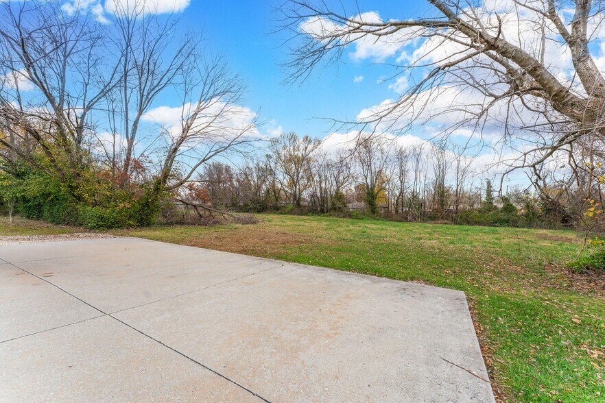 More Photos Of 208 N Main St, Nixa Freestanding For Sale