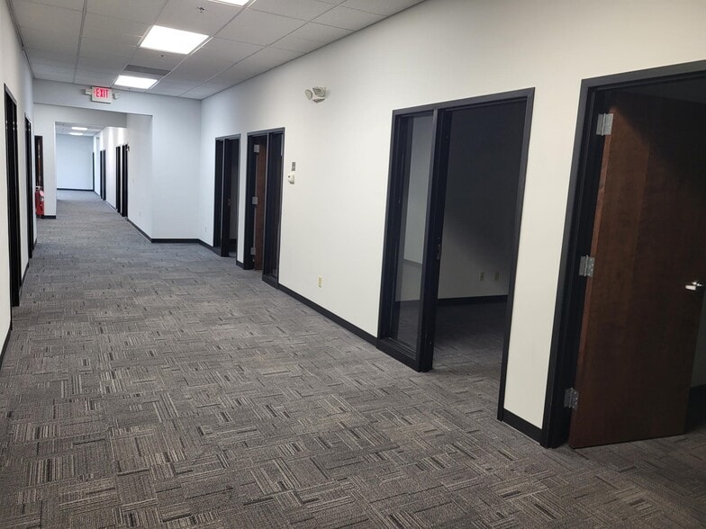 More Photos Of 19695 Commerce Pky, Middleburg Heights Distribution For Lease