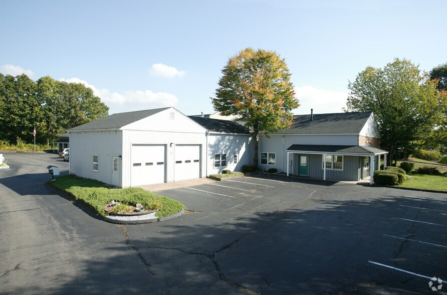 More Photos Of 192 Oak St, Glastonbury Showroom For Lease