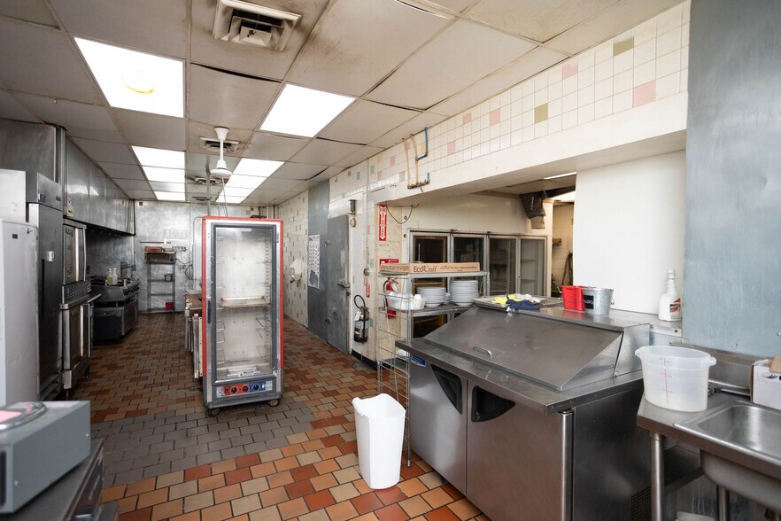 More Photos Of 1301 E Fulton St, Garden City Bar For Sale