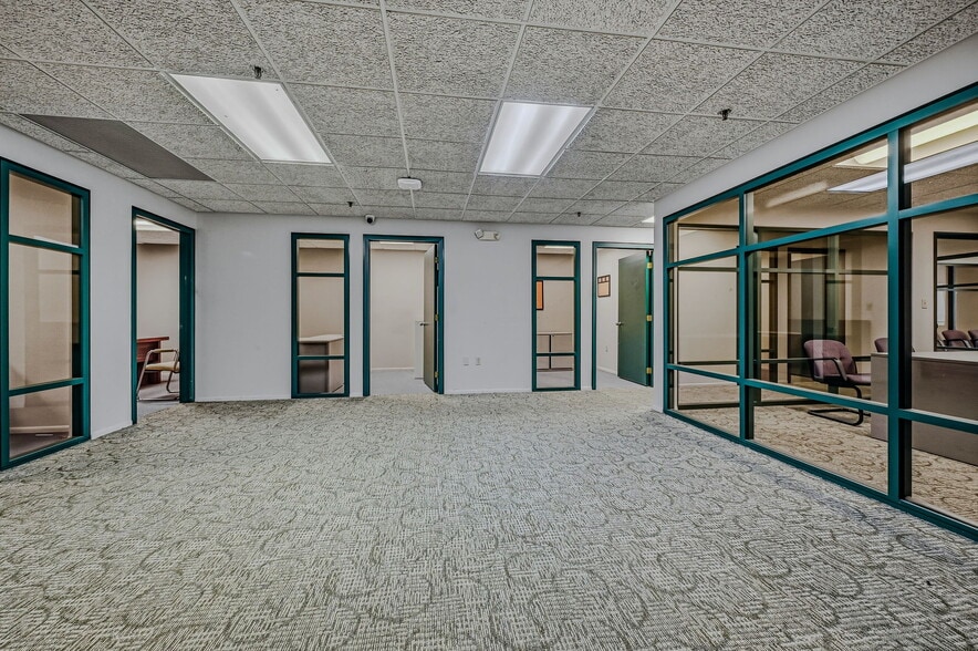 More Photos Of 53 Mccullough Dr, New Castle Warehouse For Lease