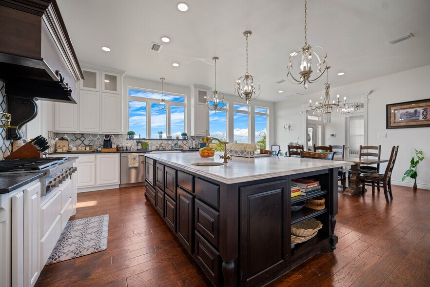 More Photos Of 741 County Road 159, Kenedy Flex For Sale