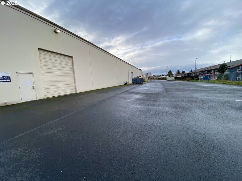 More Photos Of 1400 Atlantic Ave, Woodland Showroom For Sale