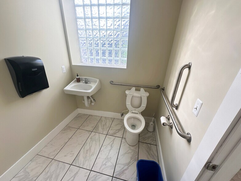 More Photos Of 21151 Mack Ave, Grosse Pointe Woods Storefront For Lease