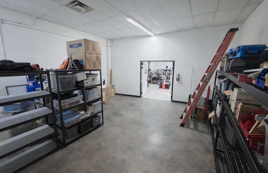 More Photos Of 10606 Shady Trl, Dallas Showroom For Sale