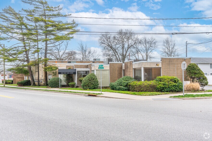 More Photos Of 121 W Oak St, Amityville Office For Lease