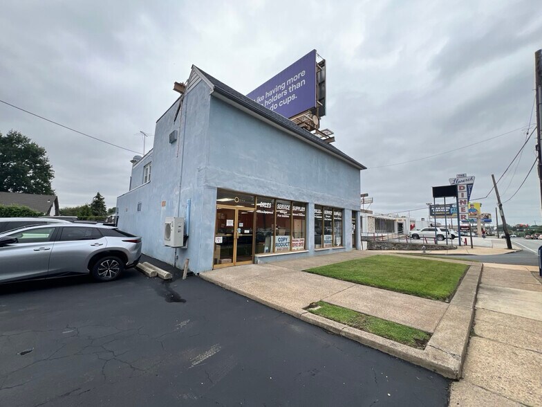 More Photos Of 101 E Township Line Rd, Upper Darby General Retail For Sale