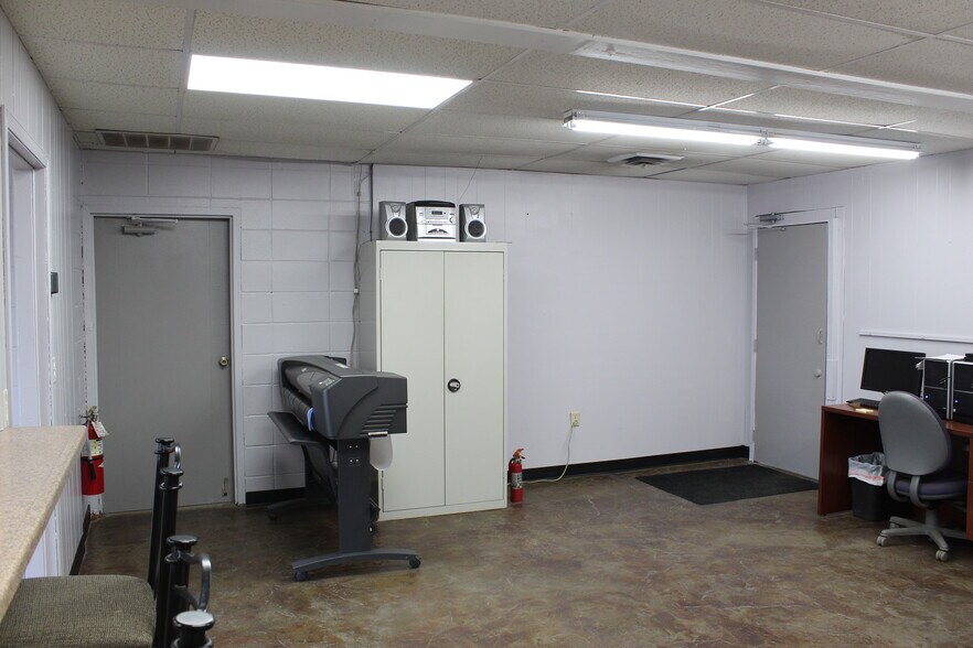 More Photos Of 541 W 90th St, Bloomington Showroom For Sale