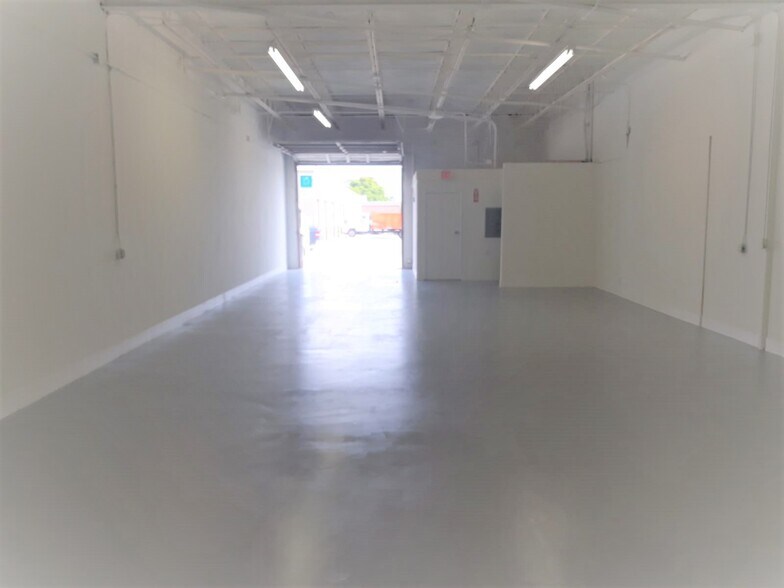 Primary Photo Of 216 NE 33rd St, Oakland Park Warehouse For Lease