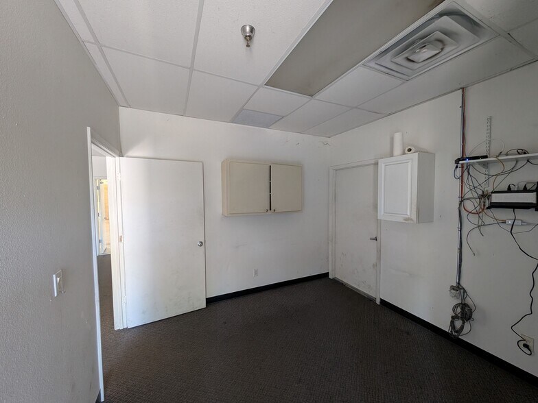 More Photos Of 1052-1060 Endeavor Ct, Nokomis Warehouse For Lease
