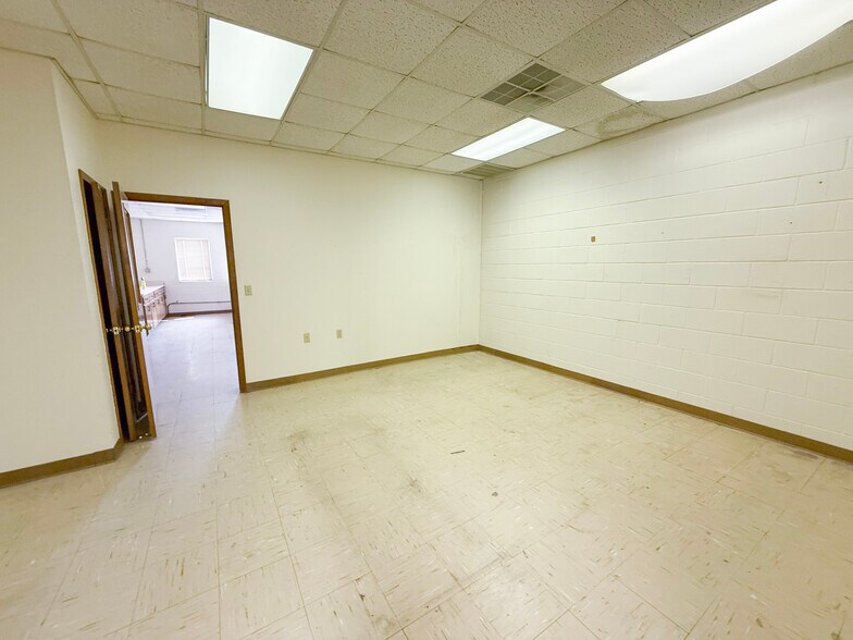 More Photos Of 1901 Carter St, Pampa Office For Sale