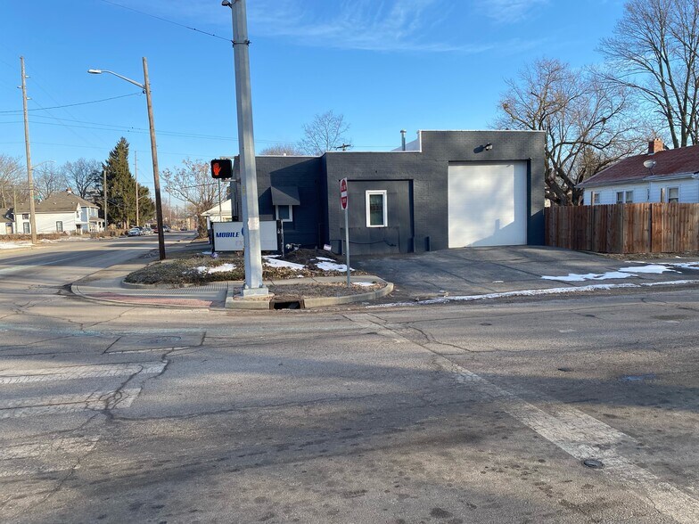 More Photos Of 2401 N Harding St, Indianapolis Flex For Sale