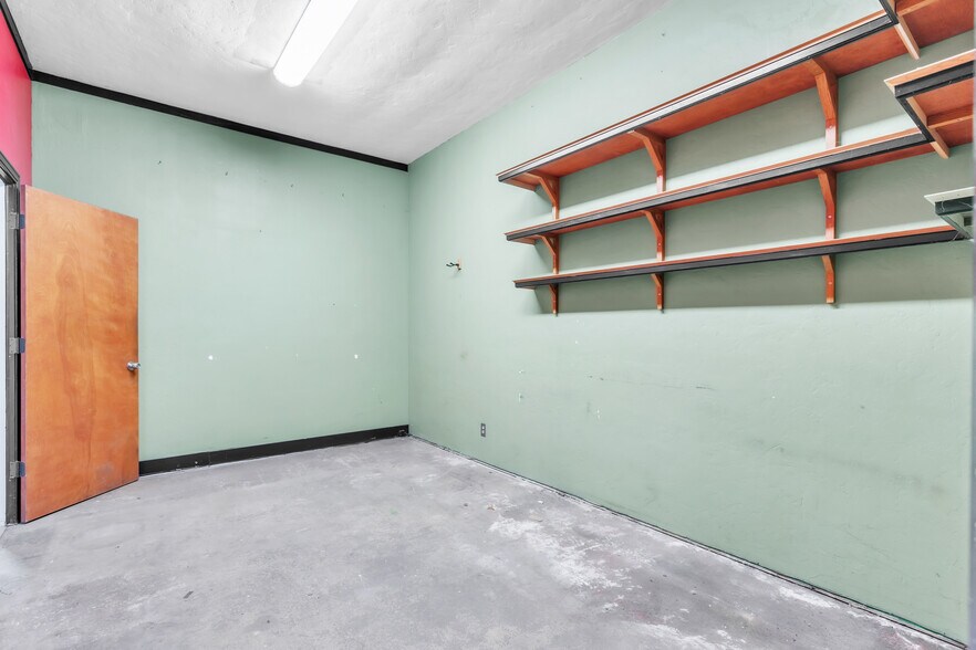 More Photos Of 227 Commission St, Salinas Showroom For Sale