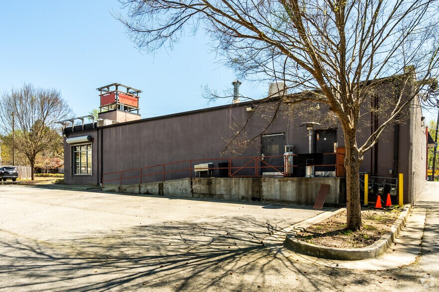 More Photos Of 2030 Bolton Rd NW, Atlanta Freestanding For Lease