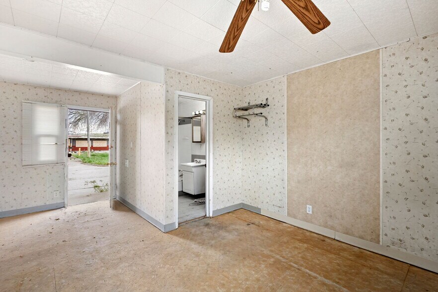 More Photos Of 1521 1st Ave NW, Great Falls Hotel For Sale