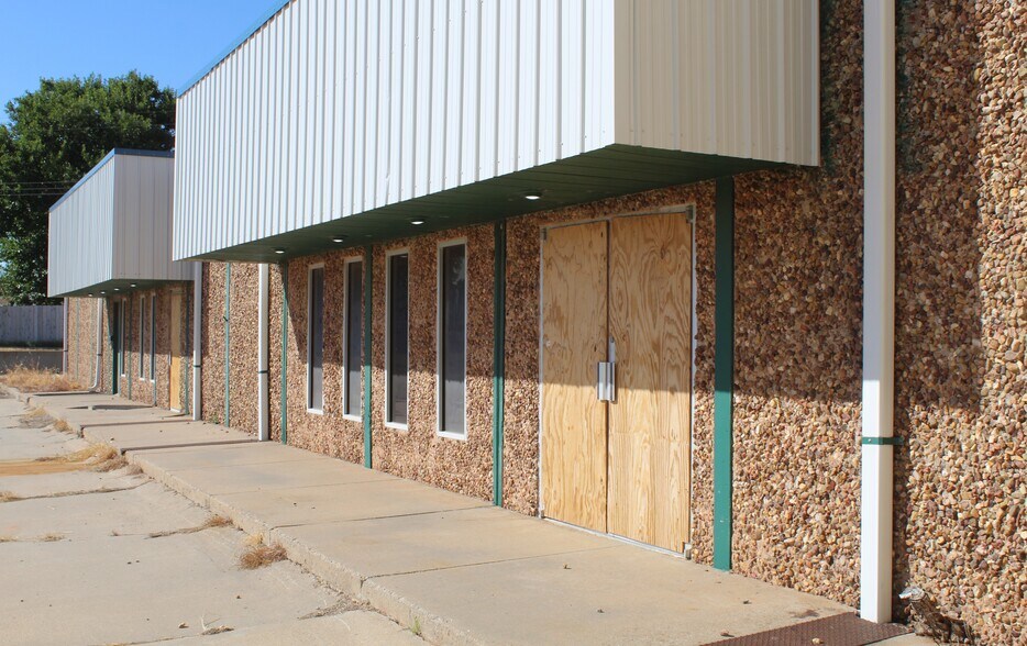 More Photos Of 1421 34th St, Woodward Service For Sale