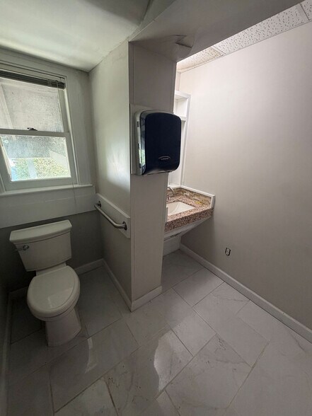 More Photos Of 4058 State St, Saginaw Office For Sale