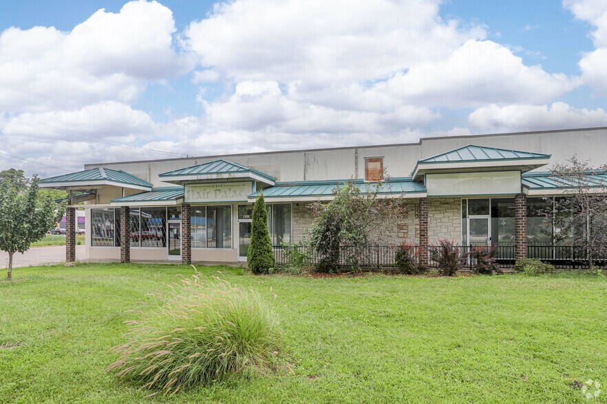 More Photos Of 1525 W Michigan Ave, Battle Creek Storefront For Sale