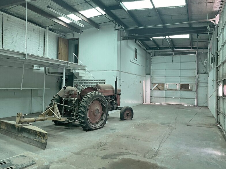 More Photos Of 504 SW 2nd St, Dimmitt Warehouse For Sale