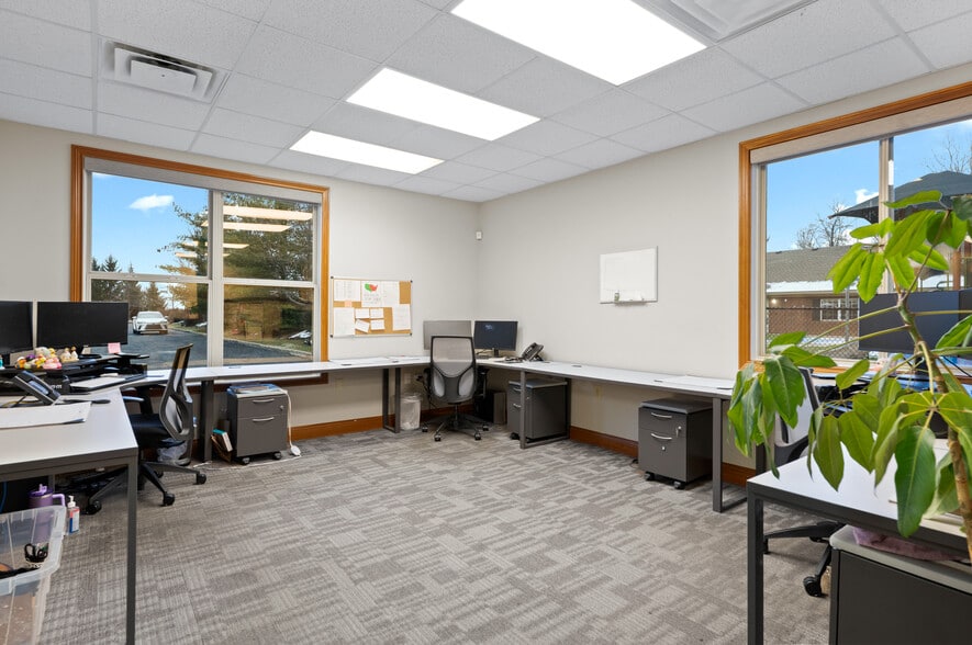 More Photos Of 9155 Governors Way, Cincinnati Office For Sale