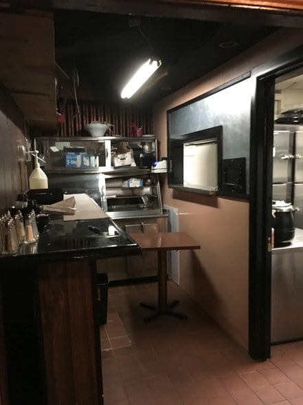 More Photos Of 304-308 N Burdick St, Kalamazoo Bar For Sale