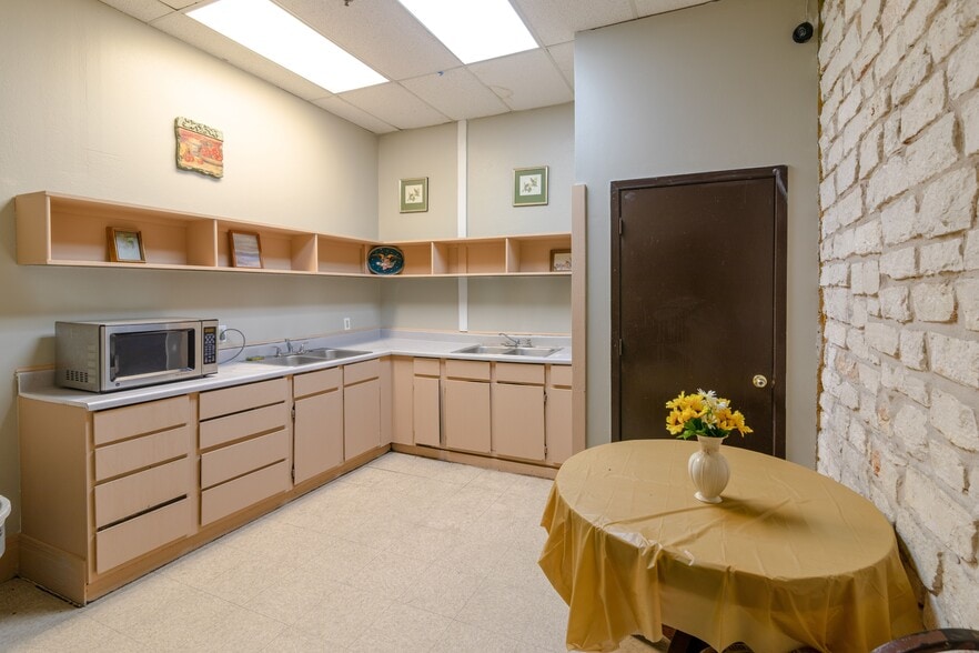 More Photos Of 2101 E Ben White Blvd, Austin Shelter For Sale